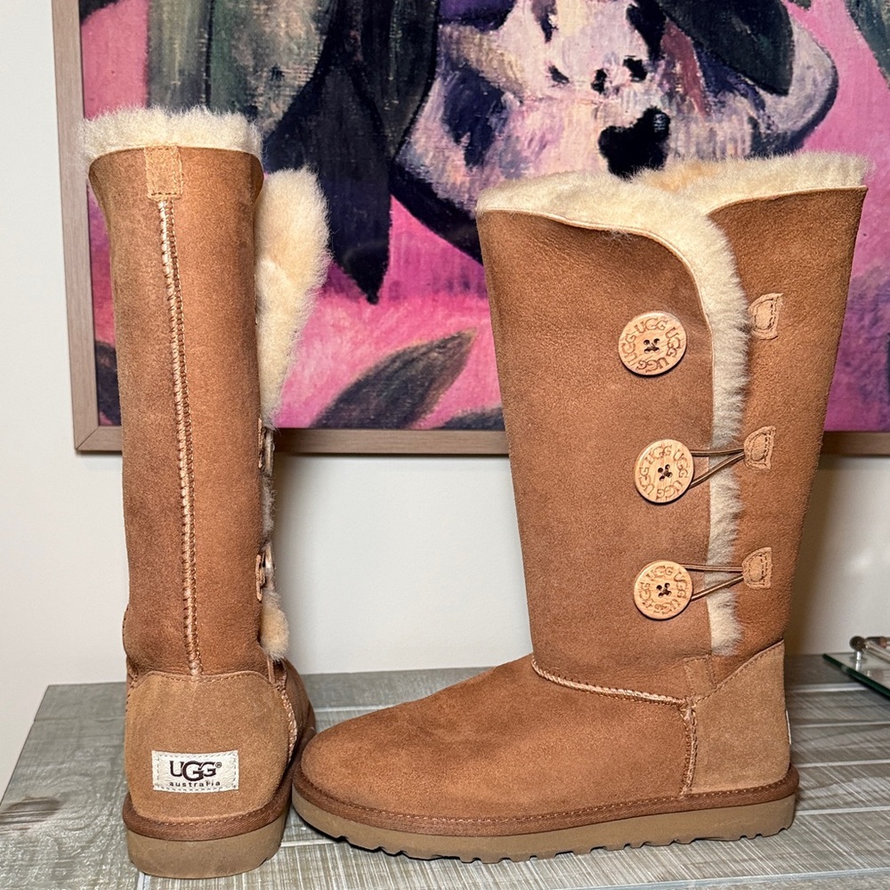 UGG Bailey Button Triplet II Boots - Chestnut ✨